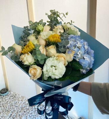 12朵香檳玫瑰+3朵向日葵和1朵藍色繡球花束