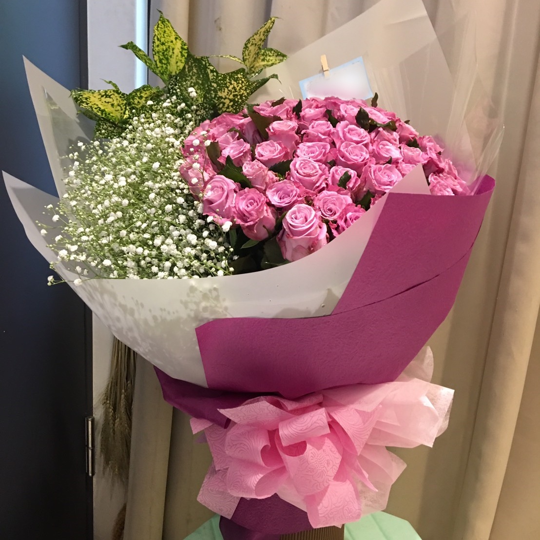 滿天星與33朵紫色玫瑰花