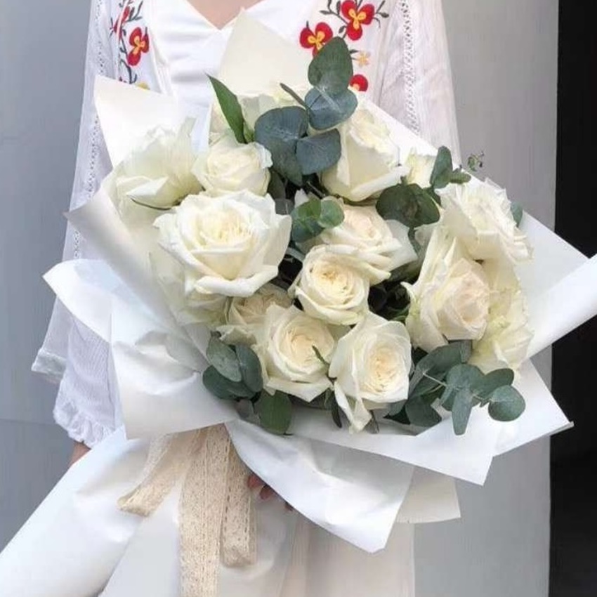 進口白玫瑰18朵花束+尤加利葉