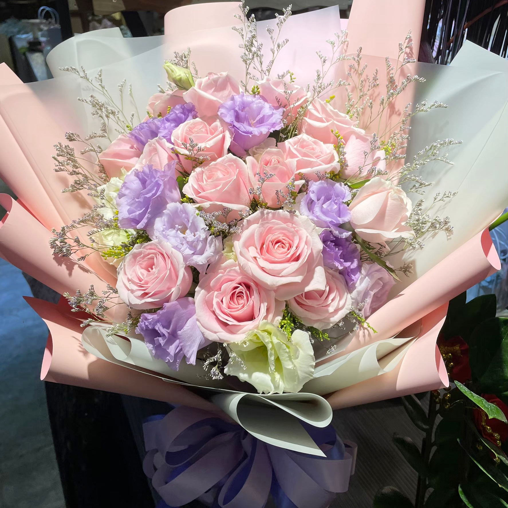 粉色玫瑰12朵+淡紫桔梗+當季葉材